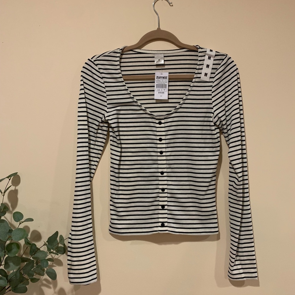 Zumiez button front top